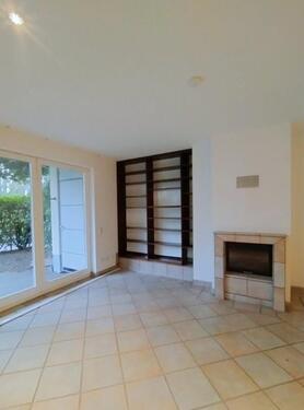 Wohnzimmer, Kamin und Terrasse - Köln-Junkersdorf, schöne 3-Zimmer Wohnung mit Kamin, großer Terrasse und TG-Stellplatz