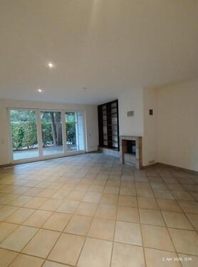 Wohnzimmer, Kamin, Blick zur Terrasse - 