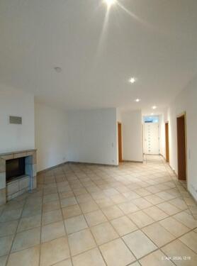 Wohnzimmer, Kamin, Blick zur Diele - 