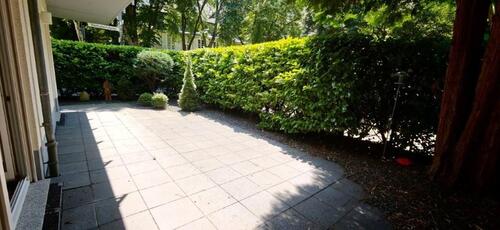Terrasse vor Wohnzimmer - 3 Zimmer Terrassenwohnung zum Kaufen in Köln