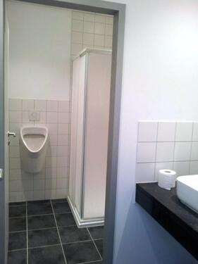 Moderne WC­Anlage (H/D) mit Dusche - 