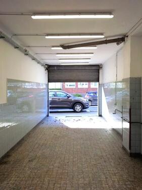 Blick aus der Halle zur Einfahrt / zum Zugang - Halle in Köln zur Miete