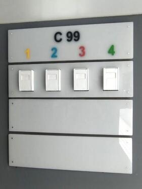 a_Hinweisschild und Schlüsselkasten - Mikro-Hotel in Köln voll genehmigter Beherbergungsbetrieb mit 8 Betten 4 Zimmern, studentisches Wohnen denkbar