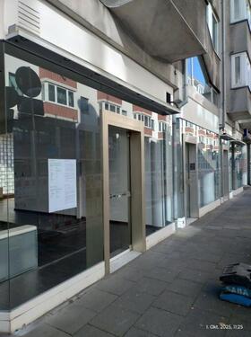 gesamte Schaufensterfront, gesehen von links - Vielseitig nutzbare Ladenfläche in Neumarkt-Nähe ca. 203 m² mit 10,70 m Schaufensterfront in guter 1B-Lage