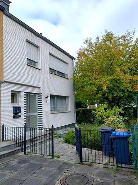 Gebäudevorderseite - 6 Zimmer Reihenendhaus in Köln