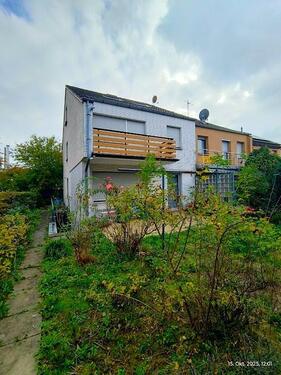 Gebäuderückseite, Garten - Gute Gelegneheit Großzügig geschnittenes Reihenendhaus mit Balkon, schönem Garten und Garage