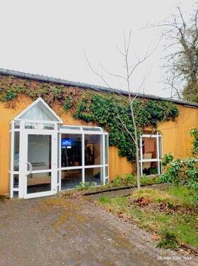 Eingang zu den Geschäftsräumen - Halle in Köln