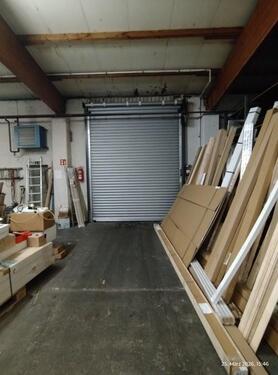 Halle, Zufahrt mit Rolltor - 