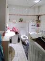 Badezimmer mit Wanne und WaMa - 