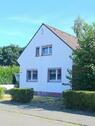 Gebäudeansicht Straßenseite - Wunderschönes, großes Grundstück mit freistehendem Einfamilienhaus und Garage (Revitalisierungsbedarf) in Köln-Fühlingen Traumlage mit hohem Erholungswert!