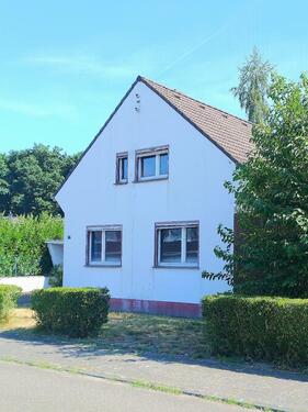 Gebäudeansicht Straßenseite - Wunderschönes, großes Grundstück mit freistehendem Einfamilienhaus und Garage (Revitalisierungsbedarf) in Köln-Fühlingen Traumlage mit hohem Erholungswert!