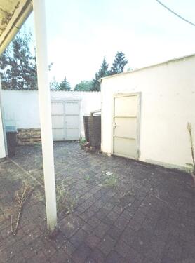 Hof, Anbau und Tor zur Seitenstraße - 