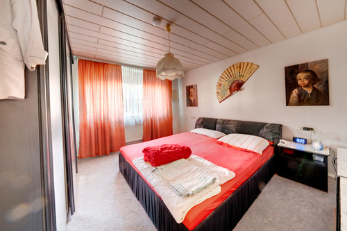Schlafzimmer 1. OG - Wohn- & Geschäftshaus mit 234,10 m² in Münsingen zum Kaufen