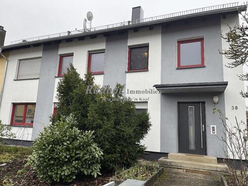 Eingang - Schön geschnittene 3 Zimmer EG-Wohnung mit großer Terrasse und Garten in ruhiger Wohnlage in RH-Ost