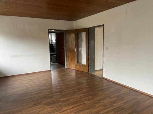 Wohnzimmer - 7 Zimmer Zweifamilienhaus in Hilpoltstein