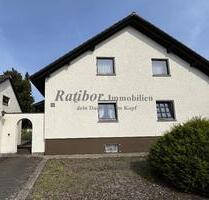 Sehr gepflegtes, geräumiges 3-Familienhaus mit 2 Doppelgaragen in begehrter Wohnlage in Roth OT