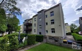 Hausansicht mit Eingangsbereich und Garten - Schöne lichtdurchflutete Wohnung mit separatem Mansardenzimmer!