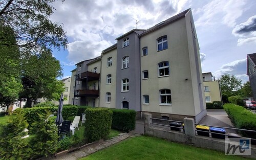 Hausansicht mit Eingangsbereich und Garten - Schöne lichtdurchflutete Wohnung mit separatem Mansardenzimmer!