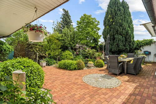 Garten mit Terrasse und Teichanlage - 