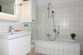 Badezimmer_KI möbliert - 