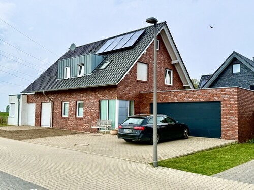 Blick auf das Haus mit Doppelgarage - 7 Zimmer Zweifamilienhaus zum Kaufen in Horstmar / Leer