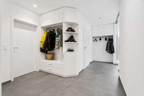 Flur/Diele mit Blick zum Garderobenschrank - 3 Zimmer Einfamilienhaus zum Kaufen in Rheine-Mesum