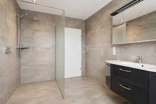 Bad mit Blick zur Dusche - 
