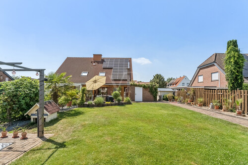 Gartenbereich mit Blick zum Haus - 
