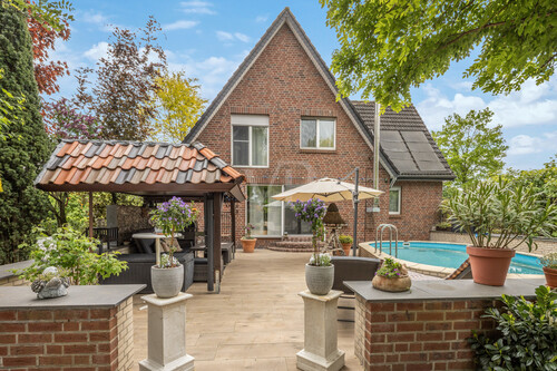 Rückansicht mit Terrasse und Poolanlage - Zweifamilienhaus mit 236,82 m&sup2; in Hörstel zum Kaufen