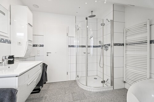 DG - Bad mit Wanne und Dusche - 