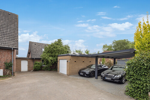 Blick Gästehaus, Einzelgarage, Carport-Anlage - 