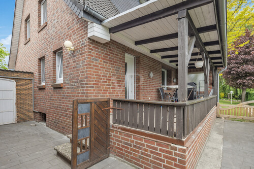 Blick Zugang zur Einliegerwohnung mit Terrasse - 