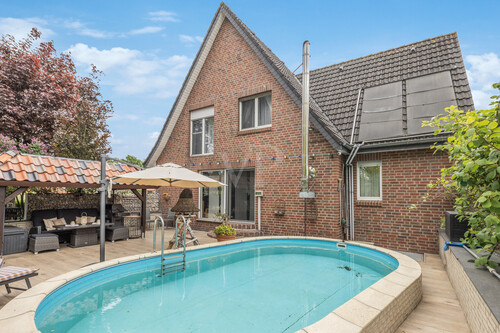 Rückansicht mit Terrasse und Poolanlage - Einfamilienhaus mit 236,82 m² in Hörstel zum Kaufen