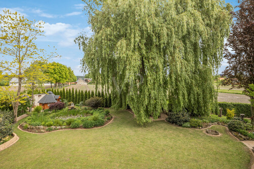 Gartenausblick von Aussichtsplattform mit Blick auf Outdoorsauna - 