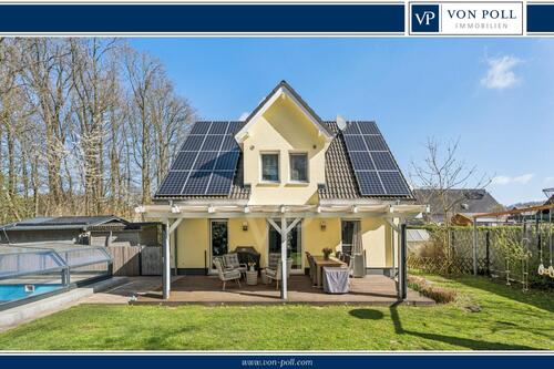 Titelbild - Der Sommer kann kommen- neuwertiges EFH mit naturverbundenem Außenbereich und Poolanlage