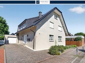 Titelbild - Wohnen wie im eigenen Haus – Große Erdgeschosswohnung mit Traumgarten und Garage im Zweiparteienhaus