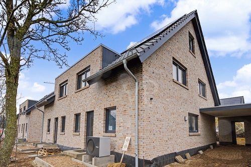 Seitenansicht - Modernes Familienglück: Energieeffiziente DHH mit PV, Wärmepumpe & Nebenkosten nur ca. 100 EUR mtl.