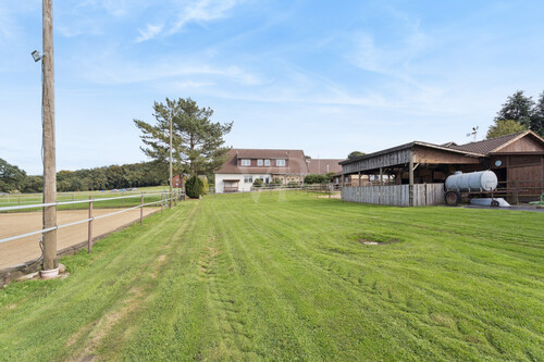 Reitplatz & Pferdescheune - 