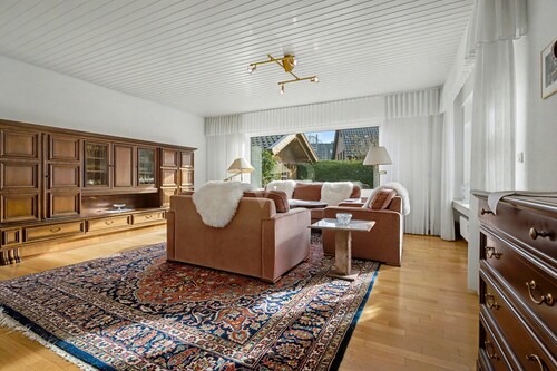 EG Helles und gradliniges Wohnzimmer - 