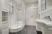 EG Familienbad mit Dusche, WC und HWB - 