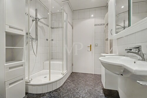 EG Familienbad mit Dusche, WC und HWB - 