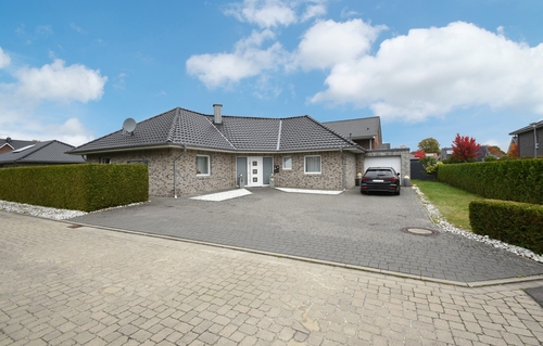 Vorderansicht - Geräumiger Bungalow in zentraler, ruhiger Seitenstraße am Untenende von Papenburg!