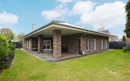 Hintenansicht - Moderner Bungalow in zentraler Lage am Obenende!