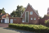 Vorderansicht - Großes Einfamilienhaus mit Wintergarten und zwei Garagen!