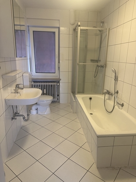 Badezimmer - 3 Zimmer Dachgeschoßwohnung in Papenburg / Aschendorf (Ems)