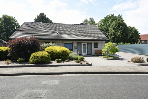 Vorderansicht - Gepflegter, ausgebauter Bungalow in zentraler Lage am Obenende!