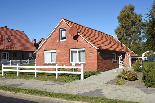 Vorderansicht - Leerstehendes, gemütliches Fehnhaus, Kanallage, nahe dem Badesee!