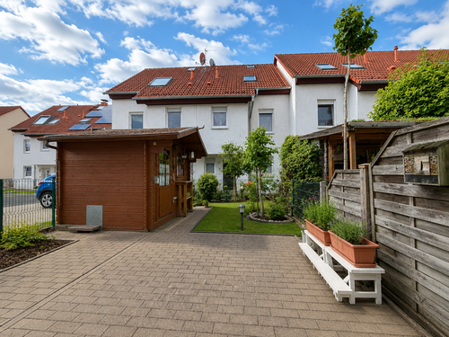 Gartenfläche mit Hütte - 