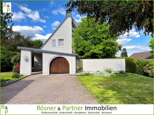 Vorderansicht - *Charmantes Einfamilienhaus für Genießer* Taunus-Domizil in Spitzenlage!