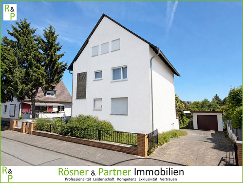 Vorderseite KI-Fassade weiß - Mehrfamilienhaus in ruhiger Lage – sanierungsbed. – Neubau Erweiterung nach § 34 (BauGB) möglich
